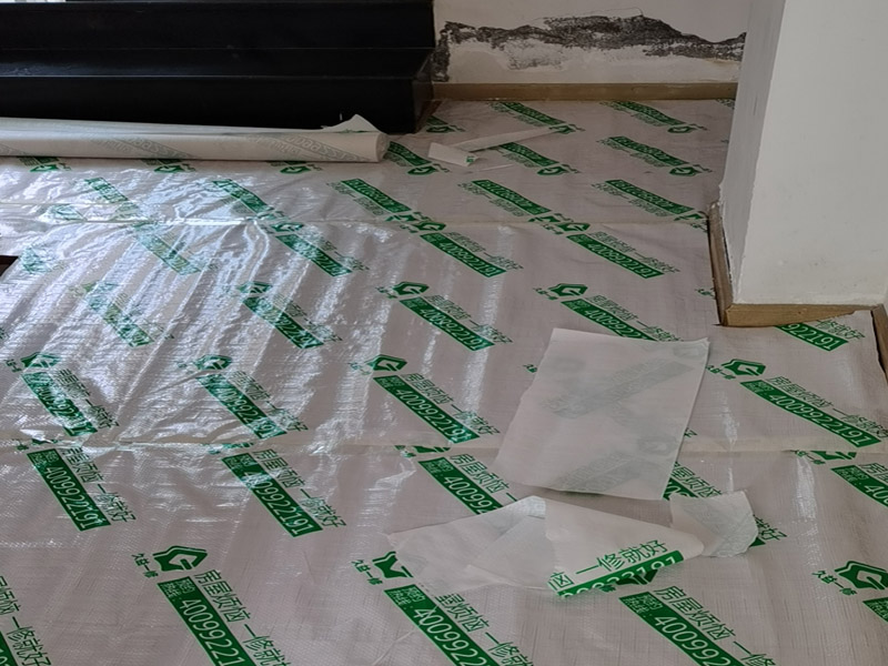 墻面翻新成品保護(hù)：家具搬放到房屋中央，對(duì)集中放置的家具進(jìn)行整體保護(hù)，防止因墻面翻新而造成不必要的損壞；地板需要用專業(yè)的保護(hù)膜進(jìn)行保護(hù)；對(duì)于不能移動(dòng)的家具和家電，如空調(diào)等進(jìn)行成品保護(hù)；尤其需要注意有插座、開關(guān)面板的位置，防止灰塵進(jìn)入。 處理墻面出現(xiàn)的開裂、起翹等問題，若不做任何處理直接開始涂刷，使用專業(yè)的打磨機(jī)對(duì)墻面進(jìn)行打磨處理，與一般打磨機(jī)不同的是，墻面打磨是無塵打磨，在打磨的過程中不會(huì)出現(xiàn)灰塵漫天的情況。