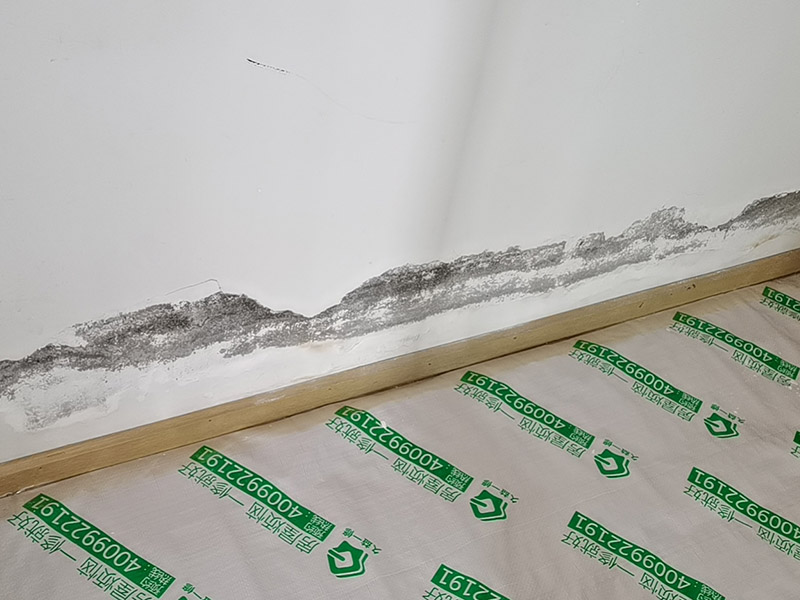 墻面翻新成品保護(hù)：家具搬放到房屋中央，對(duì)集中放置的家具進(jìn)行整體保護(hù)，防止因墻面翻新而造成不必要的損壞；地板需要用專業(yè)的保護(hù)膜進(jìn)行保護(hù)；對(duì)于不能移動(dòng)的家具和家電，如空調(diào)等進(jìn)行成品保護(hù)；尤其需要注意有插座、開關(guān)面板的位置，防止灰塵進(jìn)入。 處理墻面出現(xiàn)的開裂、起翹等問題，若不做任何處理直接開始涂刷，使用專業(yè)的打磨機(jī)對(duì)墻面進(jìn)行打磨處理，與一般打磨機(jī)不同的是，墻面打磨是無塵打磨，在打磨的過程中不會(huì)出現(xiàn)灰塵漫天的情況。