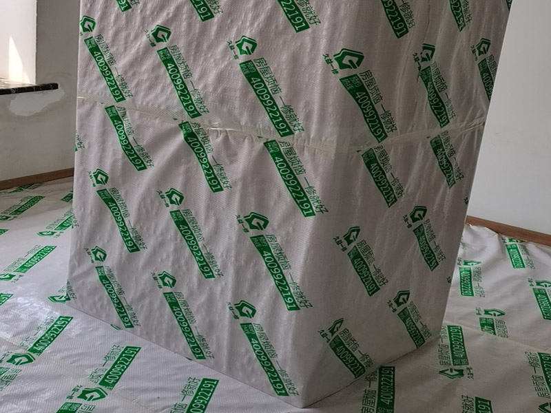 墻面翻新成品保護(hù)：家具搬放到房屋中央，對(duì)集中放置的家具進(jìn)行整體保護(hù)，防止因墻面翻新而造成不必要的損壞；地板需要用專業(yè)的保護(hù)膜進(jìn)行保護(hù)；對(duì)于不能移動(dòng)的家具和家電，如空調(diào)等進(jìn)行成品保護(hù)；尤其需要注意有插座、開關(guān)面板的位置，防止灰塵進(jìn)入。 處理墻面出現(xiàn)的開裂、起翹等問題，若不做任何處理直接開始涂刷，使用專業(yè)的打磨機(jī)對(duì)墻面進(jìn)行打磨處理，與一般打磨機(jī)不同的是，墻面打磨是無塵打磨，在打磨的過程中不會(huì)出現(xiàn)灰塵漫天的情況。