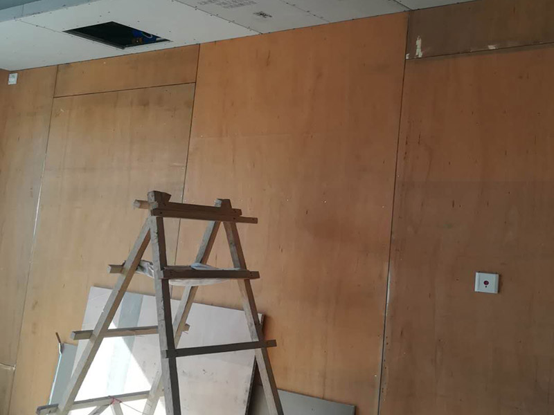 電視背景墻隔斷安裝:隔斷是劃分空間的貼心能手，而電視墻又是家中必備，電視墻與隔斷，它們并不是不相往來的獨立者，大可以合二為一，而這樣一個精心策劃的結合，帶來的是意想不到的滿意結果，電視墻隔斷設計解決了各種各樣的空間難題。將電視墻隔斷設計作為家中一個空間劃分的助手是近幾年的一個熱潮，電視墻隔斷既不會造成空間的堵塞也起到了一個過渡的作用，既美觀也達到了目的。