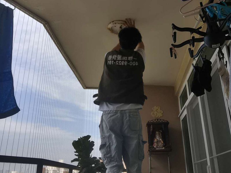 燈具安裝維修：打孔前確定安裝燈具的地方是橡膠板還是樓板，如果是帶孔的樓板，那么在打孔前注意選點，不要把孔打在樓板空的部位，否則安裝的燈具會不牢固；如果是橡膠板，只需量好尺寸即可。 燈要裝在正中央。如果是在客廳裝燈，可以通過借助電視機(jī)的中心點來確定燈具的安裝位置。 安裝燈具前必須依照安裝圖清點各種配件。配件缺失或是不吻合就無法安裝。 安裝時先確認(rèn)墻內(nèi)預(yù)埋的電線線路走向，不能在安裝時打到電線。一旦碰到線路，不僅無法順利安裝，還要對線路進(jìn)行維修。 安裝前檢查線路是否正常。