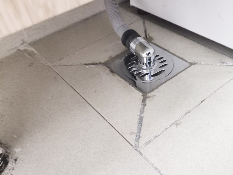 地漏更換安裝：拿起子和鉗子，把原來的地漏完全取出來，并清除周邊的水泥，清理沙粒、水泥等雜物。清除干凈后，用紙巾把水吸干凈，用抹布清理管道口，清理完成后取出抹布，放入地漏檢查地漏高低是否合適。清理干凈后，取適量的防滲水材料并和拌均勻，這里最好用防漏水的水泥，否則水有可能會滲入下一層。然后把和拌均勻的防漏水的水泥涂抹到凹槽及新地漏的周邊，等2分鐘，把地漏放入凹槽，注意平整，最后第1-2毫米。把蘸過水的過濾軸放入地漏底座，并適當的旋轉使過濾軸周邊的硅膠與底座充分結合，并放上過濾網，并打掃地漏周邊。更換完成。