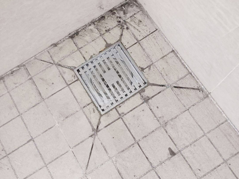 地漏更換安裝：拿起子和鉗子，把原來的地漏完全取出來，并清除周邊的水泥，清理沙粒、水泥等雜物。清除干凈后，用紙巾把水吸干凈，用抹布清理管道口，清理完成后取出抹布，放入地漏檢查地漏高低是否合適。清理干凈后，取適量的防滲水材料并和拌均勻，這里最好用防漏水的水泥，否則水有可能會滲入下一層。然后把和拌均勻的防漏水的水泥涂抹到凹槽及新地漏的周邊，等2分鐘，把地漏放入凹槽，注意平整，最后第1-2毫米。把蘸過水的過濾軸放入地漏底座，并適當的旋轉使過濾軸周邊的硅膠與底座充分結合，并放上過濾網，并打掃地漏周邊。更換完成。