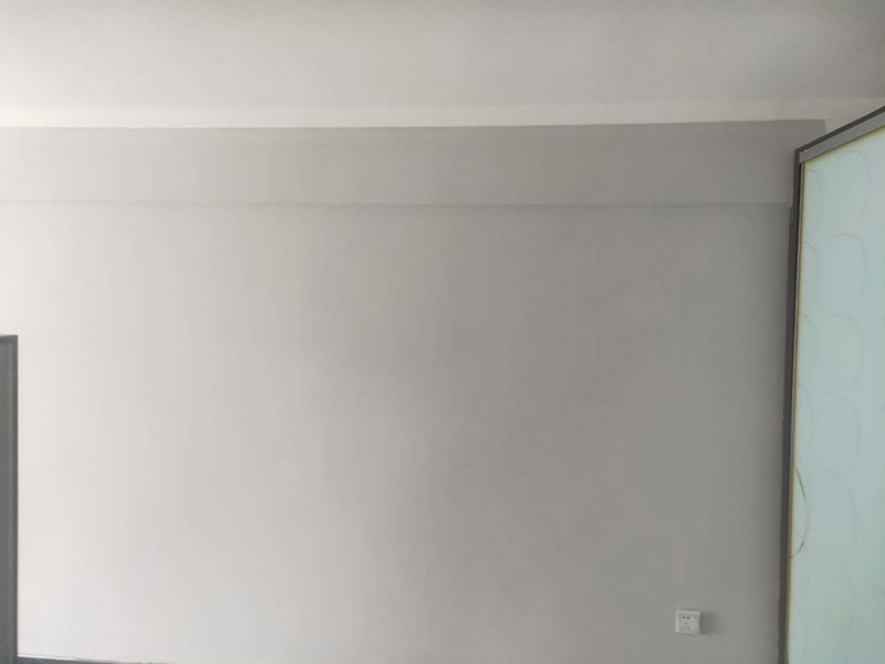 墻面刷乳膠漆：一般進(jìn)行墻面處理之前木工家具和瓷磚鋪貼應(yīng)該都已經(jīng)完成，如果是二手房翻新可能成品會(huì)更多。為了防止處理墻面的過程中成品被墻皮、粉塵、涂料污染，應(yīng)認(rèn)真對房間內(nèi)已有成品進(jìn)行保護(hù)。封固包含兩個(gè)方面，一個(gè)是裂縫、開槽、孔洞的填補(bǔ)，這個(gè)用修補(bǔ)類的石膏產(chǎn)品就可以了；還有一個(gè)是墻面基層的固化，這個(gè)一般使用固化劑來做，也有一些情況需要用固化能力更強(qiáng)的貼布（牛皮紙）來解決。做好墻面封固之后，如果墻面的平整度超過5mm，為了更方便的找平，建議先使用厚找平材料做厚找平。厚找平材料一般批刮1遍即可，盡量不要太厚，以能找平為準(zhǔn)。為了在刷漆時(shí)獲得更好的表現(xiàn)效果，精找平材料批刮之后一般都要用細(xì)砂紙整體打磨一遍，使墻面更加平整、光滑。如果不打算刷漆了，那就不需要進(jìn)行打磨了。