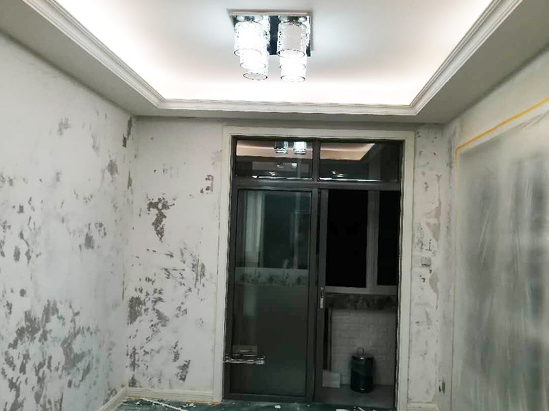 全屋墻面鏟除翻新：首先用水將墻面浸濕，這樣在鏟除墻面時比較省力，墻面必須要鏟到露出水泥砂漿面。然后是涂刷界面劑，一定要全部都刷到而且要均勻。墻面的裂縫通常都是用牛皮紙帶及白乳膠來貼住，但不能保證它能百分百不再開裂。 2、 如果墻面凹凸不平，那么就需要用石膏來找平，誤差最好不要超過0.5公分。非承重墻一般都是需要貼布的，所以最好選擇質地好的墻布和白乳膠，有條件的話可以使用網格布，對于防裂效果會更好。 3、 在挑選膩子時應該選顆粒細度高及質地較硬的，或是把白乳膠添加到膩子中提高膩子的硬度。打磨墻面要選用細砂紙，砂紙如果過粗會在墻面上留下很深的砂痕，就算是刷漆也沒辦法遮蓋住。墻面打磨之后要清掃一遍，否則粉塵過多會影響到漆的附著力。 4、 墻面在刷底漆時，一定要把每個地方都刷到并且要均勻。刷底漆要使用質地好滾筒，以免影響到底漆涂刷的效果。在膩子打磨之后，墻面都會留下一些比較難看的坑眼，特別是在刷漆后非常明顯，所以需要找補。在找補時一定要打磨平整，為了避免出現色差坑眼在底漆里多加一點水再涂刷。