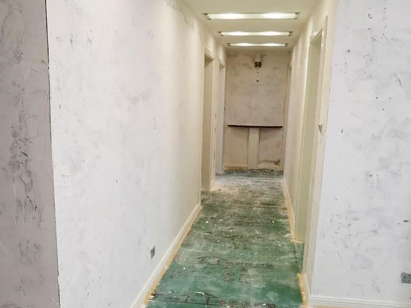 全屋墻面鏟除翻新：首先用水將墻面浸濕，這樣在鏟除墻面時比較省力，墻面必須要鏟到露出水泥砂漿面。然后是涂刷界面劑，一定要全部都刷到而且要均勻。墻面的裂縫通常都是用牛皮紙帶及白乳膠來貼住，但不能保證它能百分百不再開裂。 2、 如果墻面凹凸不平，那么就需要用石膏來找平，誤差最好不要超過0.5公分。非承重墻一般都是需要貼布的，所以最好選擇質地好的墻布和白乳膠，有條件的話可以使用網格布，對于防裂效果會更好。 3、 在挑選膩子時應該選顆粒細度高及質地較硬的，或是把白乳膠添加到膩子中提高膩子的硬度。打磨墻面要選用細砂紙，砂紙如果過粗會在墻面上留下很深的砂痕，就算是刷漆也沒辦法遮蓋住。墻面打磨之后要清掃一遍，否則粉塵過多會影響到漆的附著力。 4、 墻面在刷底漆時，一定要把每個地方都刷到并且要均勻。刷底漆要使用質地好滾筒，以免影響到底漆涂刷的效果。在膩子打磨之后，墻面都會留下一些比較難看的坑眼，特別是在刷漆后非常明顯，所以需要找補。在找補時一定要打磨平整，為了避免出現色差坑眼在底漆里多加一點水再涂刷。