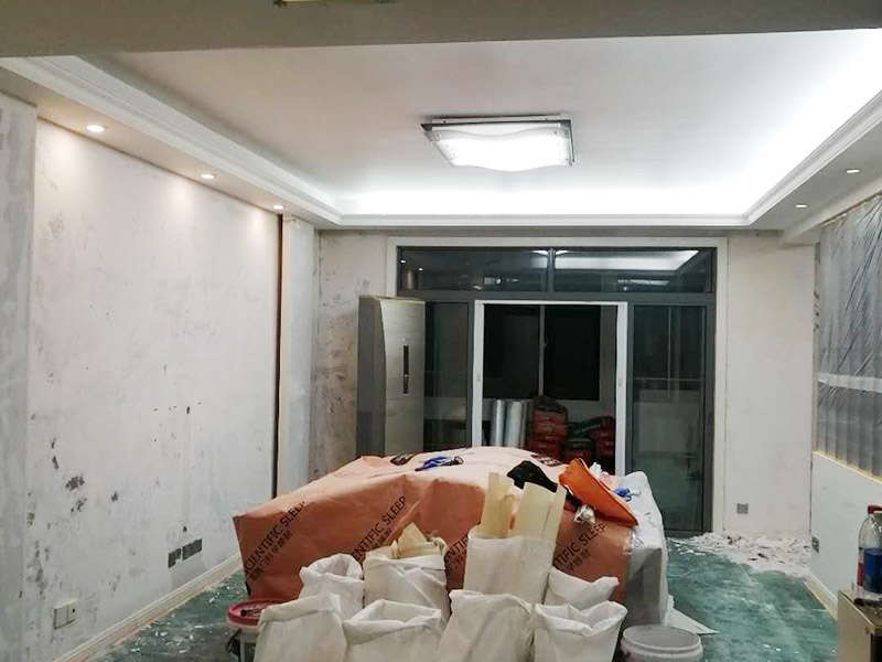 全屋墻面鏟除翻新：首先用水將墻面浸濕，這樣在鏟除墻面時比較省力，墻面必須要鏟到露出水泥砂漿面。然后是涂刷界面劑，一定要全部都刷到而且要均勻。墻面的裂縫通常都是用牛皮紙帶及白乳膠來貼住，但不能保證它能百分百不再開裂。 2、 如果墻面凹凸不平，那么就需要用石膏來找平，誤差最好不要超過0.5公分。非承重墻一般都是需要貼布的，所以最好選擇質地好的墻布和白乳膠，有條件的話可以使用網格布，對于防裂效果會更好。 3、 在挑選膩子時應該選顆粒細度高及質地較硬的，或是把白乳膠添加到膩子中提高膩子的硬度。打磨墻面要選用細砂紙，砂紙如果過粗會在墻面上留下很深的砂痕，就算是刷漆也沒辦法遮蓋住。墻面打磨之后要清掃一遍，否則粉塵過多會影響到漆的附著力。 4、 墻面在刷底漆時，一定要把每個地方都刷到并且要均勻。刷底漆要使用質地好滾筒，以免影響到底漆涂刷的效果。在膩子打磨之后，墻面都會留下一些比較難看的坑眼，特別是在刷漆后非常明顯，所以需要找補。在找補時一定要打磨平整，為了避免出現色差坑眼在底漆里多加一點水再涂刷。