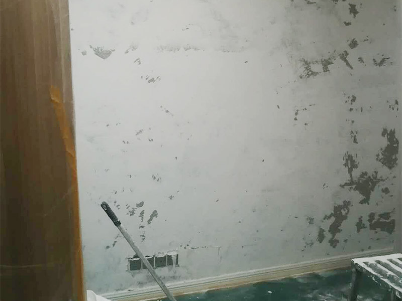 全屋墻面鏟除翻新：首先用水將墻面浸濕，這樣在鏟除墻面時比較省力，墻面必須要鏟到露出水泥砂漿面。然后是涂刷界面劑，一定要全部都刷到而且要均勻。墻面的裂縫通常都是用牛皮紙帶及白乳膠來貼住，但不能保證它能百分百不再開裂。 2、 如果墻面凹凸不平，那么就需要用石膏來找平，誤差最好不要超過0.5公分。非承重墻一般都是需要貼布的，所以最好選擇質地好的墻布和白乳膠，有條件的話可以使用網格布，對于防裂效果會更好。 3、 在挑選膩子時應該選顆粒細度高及質地較硬的，或是把白乳膠添加到膩子中提高膩子的硬度。打磨墻面要選用細砂紙，砂紙如果過粗會在墻面上留下很深的砂痕，就算是刷漆也沒辦法遮蓋住。墻面打磨之后要清掃一遍，否則粉塵過多會影響到漆的附著力。 4、 墻面在刷底漆時，一定要把每個地方都刷到并且要均勻。刷底漆要使用質地好滾筒，以免影響到底漆涂刷的效果。在膩子打磨之后，墻面都會留下一些比較難看的坑眼，特別是在刷漆后非常明顯，所以需要找補。在找補時一定要打磨平整，為了避免出現色差坑眼在底漆里多加一點水再涂刷。
