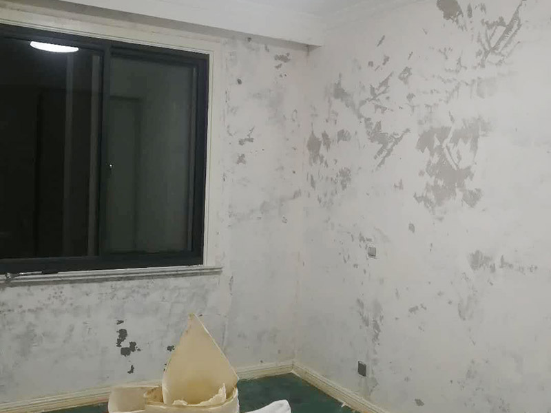 全屋墻面鏟除翻新：首先用水將墻面浸濕，這樣在鏟除墻面時比較省力，墻面必須要鏟到露出水泥砂漿面。然后是涂刷界面劑，一定要全部都刷到而且要均勻。墻面的裂縫通常都是用牛皮紙帶及白乳膠來貼住，但不能保證它能百分百不再開裂。 2、 如果墻面凹凸不平，那么就需要用石膏來找平，誤差最好不要超過0.5公分。非承重墻一般都是需要貼布的，所以最好選擇質地好的墻布和白乳膠，有條件的話可以使用網格布，對于防裂效果會更好。 3、 在挑選膩子時應該選顆粒細度高及質地較硬的，或是把白乳膠添加到膩子中提高膩子的硬度。打磨墻面要選用細砂紙，砂紙如果過粗會在墻面上留下很深的砂痕，就算是刷漆也沒辦法遮蓋住。墻面打磨之后要清掃一遍，否則粉塵過多會影響到漆的附著力。 4、 墻面在刷底漆時，一定要把每個地方都刷到并且要均勻。刷底漆要使用質地好滾筒，以免影響到底漆涂刷的效果。在膩子打磨之后，墻面都會留下一些比較難看的坑眼，特別是在刷漆后非常明顯，所以需要找補。在找補時一定要打磨平整，為了避免出現色差坑眼在底漆里多加一點水再涂刷。