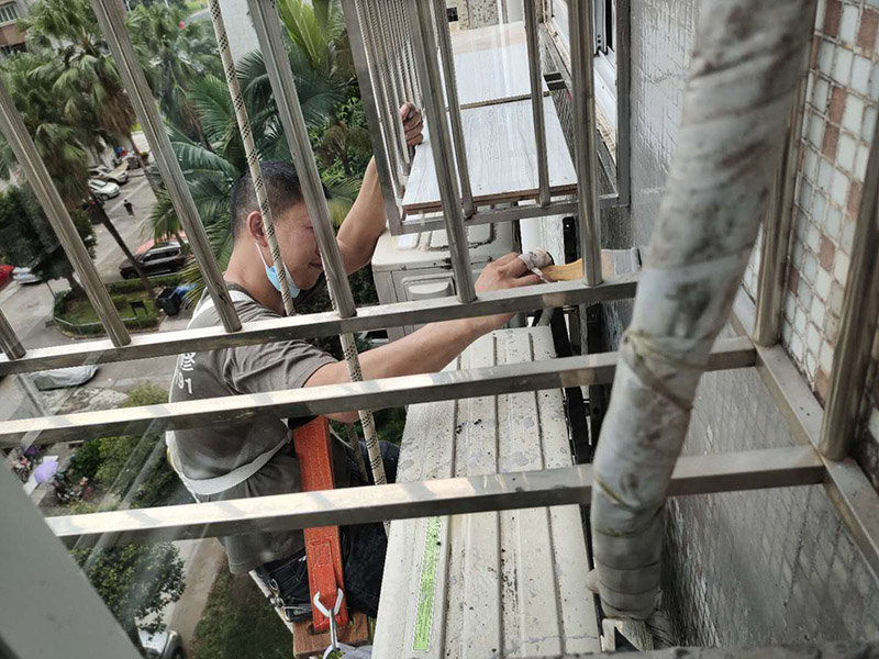外墻刷防水施工：一、清理基bai層，新舊面層必須du清理干凈，不得有雜zhi物和灰塵，以免影響粘結(jié)強(qiáng)度，涂刷防水涂料時(shí)基層應(yīng)干燥。 二、基層清理工序完成之后，接下來，清理死角，也就是所謂的陰陽角、施工縫、伸縮縫等比較重要的部位進(jìn)行處理，尤其注意的是泄水孔要加強(qiáng)處理，需要涂刷2－3遍防水底層涂料。 三、備好防水卷材、防水涂料、基層涂料和粘接卷材的涂料必須要分清，為提高防水卷材與基層粘結(jié)性，可用底層涂料反復(fù)涂刷，涂刷均勻，覆蓋完全。 四、防水涂料必須按照產(chǎn)品使用說明進(jìn)行配比，按A：B＝2：1的比例進(jìn)行配比，攪拌時(shí)間約3-5，并攪拌至甲、乙兩組份的混合液體均勻?yàn)橹埂?五、將攪拌均勻的晨光防水涂料根據(jù)現(xiàn)場要涂刷的面積開始涂刷，基層涂刷要大于粘卷材的面積，不要超過三十。刷第二次涂料之前必須要等一次涂料完全凝固后方可再次涂刷，底層涂料次涂刷完畢后約4—8左右。 六、要等第二次涂料完全凝固后方可施工。