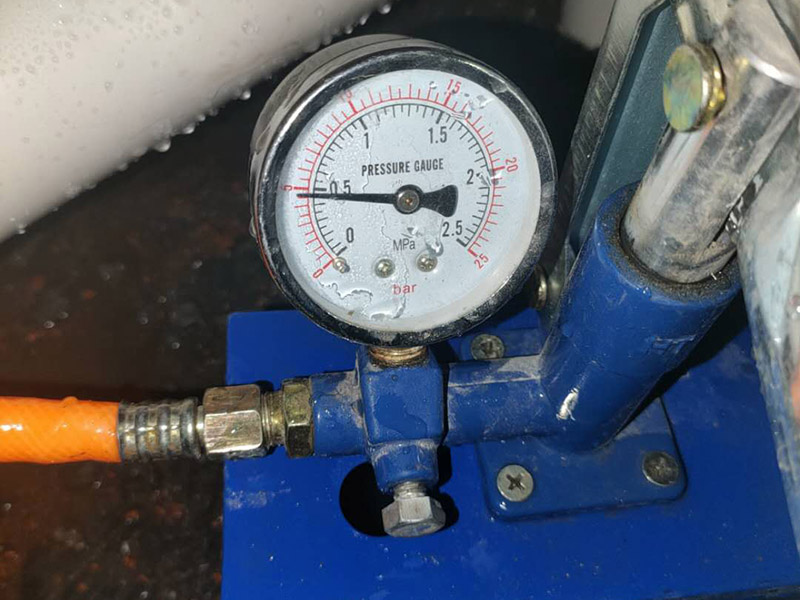 蹲便安裝,水管打壓維修:1、蹲便器的排污口和落水管的預(yù)留口涂上粘結(jié)劑或者膠泥。把蹲便器的排污口與落水管的預(yù)留口接駁好，校正蹲便器位置。砌磚固定蹲便器，要預(yù)留填碎石的缺口。 2、粘結(jié)劑干后，往蹲便器內(nèi)試沖水，觀察接口是否漏水。在地面和蹲便器之間填入碎石土，嚴(yán)禁真入水泥混凝土。用磚封閉缺口。在磚外面批水泥砂漿貼上瓷磚。 3、與蹲便器相配合安裝的沖水閥分為：手壓式?jīng)_水閥和腳踏式?jīng)_水閥。 4、與蹲便器相配合安裝的水箱，水箱安裝高度距離便器水圈1.8米，水壓要求0.14-0.55Mpa。
