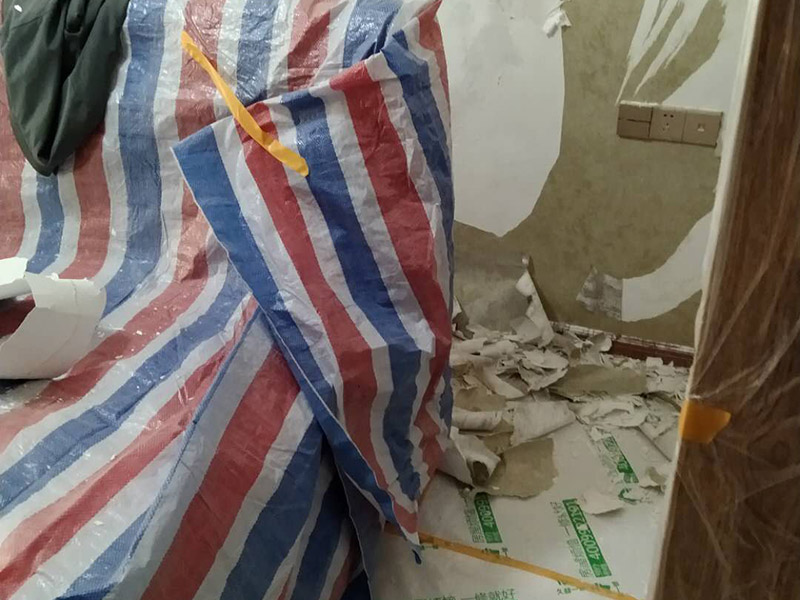 撕墻紙成品保護(hù):在墻面頂部選一塊不顯眼的角落，用美工刀的刀尖將墻紙掀起。注：揭除可剝離墻紙時，掀起墻紙一角，將其從墻上撕下，手要盡量靠近墻面，這樣可將撕破墻紙的可能性降到最低。 墻紙、墻布裝飾面已經(jīng)裱糊完成的房間應(yīng)該及時清理干凈，在后續(xù)施工過程中，不要再作為物料 房或休息室使用，避免墻紙、墻布遭受污染或損壞，房間最好及時上鎖，并定期做好通風(fēng)換氣、排氣的工作。 墻面裱糊時，各道工序必須嚴(yán)格按照規(guī)程施工，操作時要做到干凈利落，邊縫要切割整齊到位，膠痕跡要擦干凈。