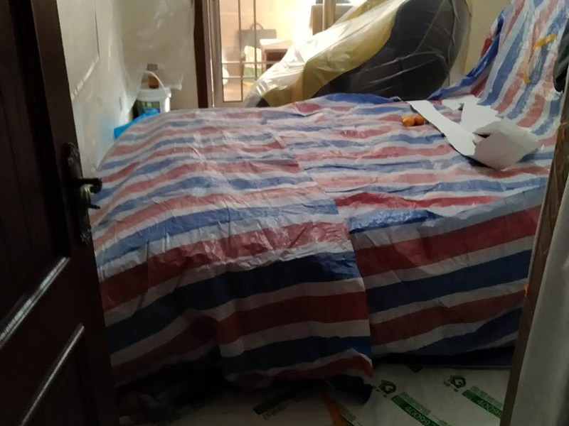 撕墻紙成品保護(hù):在墻面頂部選一塊不顯眼的角落，用美工刀的刀尖將墻紙掀起。注：揭除可剝離墻紙時，掀起墻紙一角，將其從墻上撕下，手要盡量靠近墻面，這樣可將撕破墻紙的可能性降到最低。 墻紙、墻布裝飾面已經(jīng)裱糊完成的房間應(yīng)該及時清理干凈，在后續(xù)施工過程中，不要再作為物料 房或休息室使用，避免墻紙、墻布遭受污染或損壞，房間最好及時上鎖，并定期做好通風(fēng)換氣、排氣的工作。 墻面裱糊時，各道工序必須嚴(yán)格按照規(guī)程施工，操作時要做到干凈利落，邊縫要切割整齊到位，膠痕跡要擦干凈。