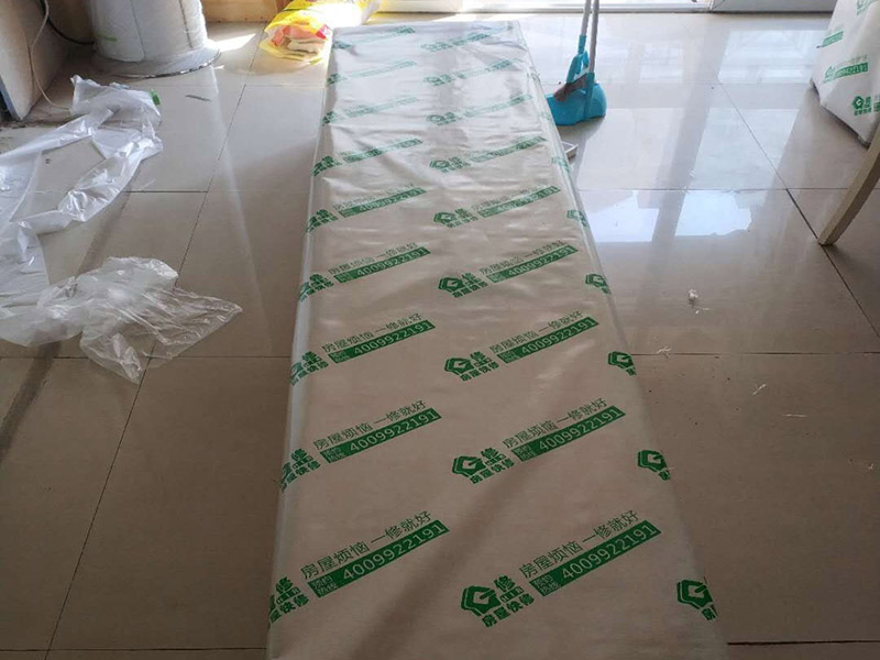 撕墻紙成品保護(hù):在墻面頂部選一塊不顯眼的角落，用美工刀的刀尖將墻紙掀起。注：揭除可剝離墻紙時，掀起墻紙一角，將其從墻上撕下，手要盡量靠近墻面，這樣可將撕破墻紙的可能性降到最低。 墻紙、墻布裝飾面已經(jīng)裱糊完成的房間應(yīng)該及時清理干凈，在后續(xù)施工過程中，不要再作為物料 房或休息室使用，避免墻紙、墻布遭受污染或損壞，房間最好及時上鎖，并定期做好通風(fēng)換氣、排氣的工作。 墻面裱糊時，各道工序必須嚴(yán)格按照規(guī)程施工，操作時要做到干凈利落，邊縫要切割整齊到位，膠痕跡要擦干凈。
