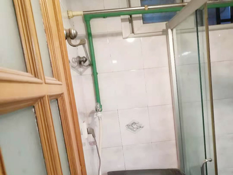 廁所暗管改明管：漏水的地方不一定先流出水，只有當(dāng)水漏到樓下或水漫金山，才會(huì)發(fā)現(xiàn)漏水，但由于是暗管，也無法立刻找到漏水的地方，所以損失會(huì)相當(dāng)大；走頂?shù)脑?，廚房衛(wèi)生間可以用鋁扣板吊頂遮住，在穿墻過玄關(guān)部分我們是沿著邊角走，可以用石膏線包上，不影響美觀。 1．北方四季溫差明顯，尤其是冬天過于寒冷，建議走暗管比較好。 2．南方地區(qū)由于氣候潮濕，暗管反而容易潮濕復(fù)式，可以考慮做明管，但做明管時(shí)一定要把暗管全部放棄不用。 3．做明管要用固定卡座來固定管道，用脹塞式膨脹栓固定卡座。