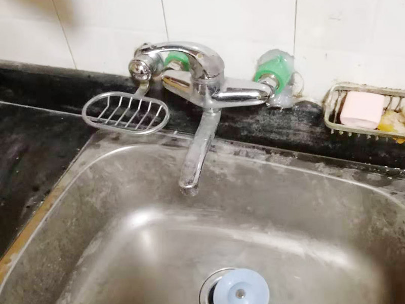 廁所暗管改明管：漏水的地方不一定先流出水，只有當(dāng)水漏到樓下或水漫金山，才會(huì)發(fā)現(xiàn)漏水，但由于是暗管，也無法立刻找到漏水的地方，所以損失會(huì)相當(dāng)大；走頂?shù)脑?，廚房衛(wèi)生間可以用鋁扣板吊頂遮住，在穿墻過玄關(guān)部分我們是沿著邊角走，可以用石膏線包上，不影響美觀。 1．北方四季溫差明顯，尤其是冬天過于寒冷，建議走暗管比較好。 2．南方地區(qū)由于氣候潮濕，暗管反而容易潮濕復(fù)式，可以考慮做明管，但做明管時(shí)一定要把暗管全部放棄不用。 3．做明管要用固定卡座來固定管道，用脹塞式膨脹栓固定卡座。