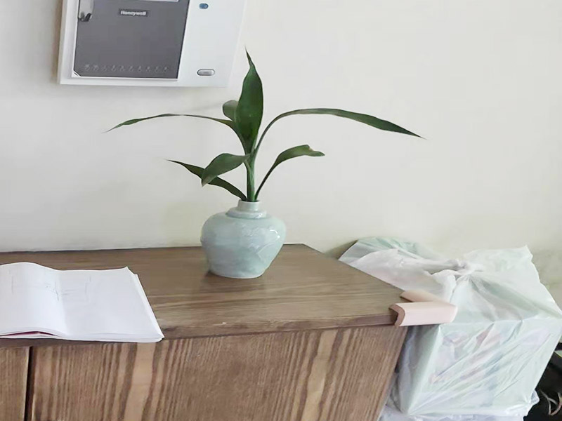 定制鞋柜安裝服務(wù)：鞋柜最好是用裝飾板的形式相接在墻上，根據(jù)鞋的需要，來(lái)決定相接的板數(shù)，在相接的墻面可以用壁紙和鞋板來(lái)相互照應(yīng)，既方便又美觀，如果您喜歡鞋柜的形式最好選擇那種小巧美觀的鞋柜，最好是靠近進(jìn)戶門附近。 鞋柜傾斜一點(diǎn)，同時(shí)里面不做到頭，和背板之間留點(diǎn)空隙，這樣容易清理灰塵，很實(shí)用。