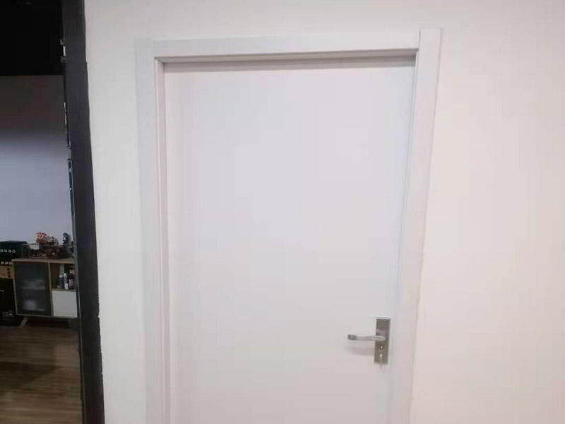 木門安裝服務(wù)：木門安裝的第一步是拼裝門套，要先將木門的門套和立板找出，依據(jù)反面編號(hào)對(duì)好接合口，其采口應(yīng)在同一平面上，然后在接口處涂上膠水。在拼裝時(shí)，不要直接把螺絲打入門套內(nèi)，應(yīng)查看采口之間的尺度是否正確，接合處是否平坦結(jié)實(shí)再進(jìn)行安裝。當(dāng)門套拼接好之后，就需要將它放在門洞內(nèi)，然后使用一些木條將它的四周進(jìn)行固定，門套的雙面應(yīng)與墻體保持在同一平面上。其次要查看門套的全體是否和地面垂直，門套的頂板和兩立板的兩個(gè)角是否直角，門套立板有無曲折。 接著需要安裝門扇，在這個(gè)步驟，需要注意的是其合頁槽與門扇兩邊的距離應(yīng)以門扇高度的1/10為宜，合頁槽的深度以合頁的單片厚度為宜。如果門的重量較重，就需要安裝3個(gè)合頁。當(dāng)合頁裝好以后，要再用螺絲將其固定。需要注意的是門套上的合頁要先只擰上一顆螺釘，然后關(guān)門查看門的左右和上面的縫隙是否相同，開啟是否靈敏，確認(rèn)無誤后，再將其它的螺釘擰緊固定。
