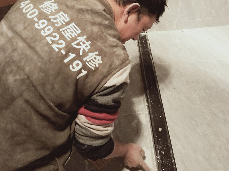 衛(wèi)生間改造瓷磚勾縫：一般在瓷磚完成24小時后才能開始勾縫，填縫太早不但會令填縫劑返堿，還會影響瓷磚的粘結(jié)力。因為瓷磚鋪貼后，內(nèi)部的粘結(jié)材料起碼要24小時后才能完全干固，如果太早填縫會造成瓷磚高低不平或松動脫落的現(xiàn)象。 裝修期間，場地比較容易臟，所以在填縫前必須先清理干凈場地，用吸塵器把縫隙中的灰塵雜物吸出來，如果地面有水分，必須清理干凈才行。
