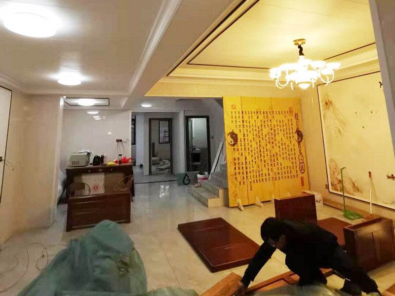 客廳造型安裝：客廳吊頂施工準(zhǔn)備,客廳吊頂施工準(zhǔn)備包含檢查設(shè)備管道是否安裝完畢、檢查結(jié)構(gòu)尺寸與設(shè)計圖是否相符、準(zhǔn)備好吊頂安裝材料和工具等工作。 安裝龍骨,龍骨分為兩個,分別是主龍骨和次龍骨。在進行安裝時,要先將每條主龍骨吊到稍高于標(biāo)高線的位置上臨時固定,假如吊頂面積較大,可分成多個部分,依次吊裝。安裝完主龍骨之后,在安裝次龍骨就行了。