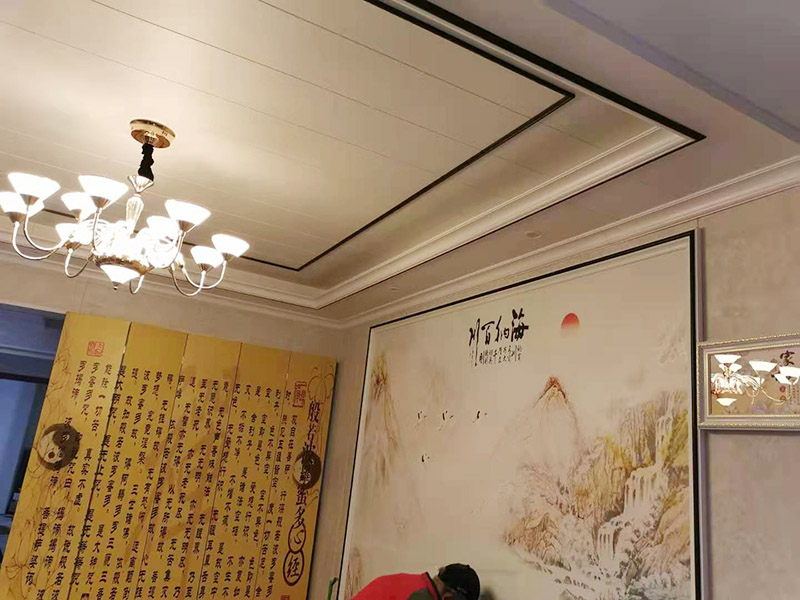 客廳造型安裝：客廳吊頂施工準(zhǔn)備,客廳吊頂施工準(zhǔn)備包含檢查設(shè)備管道是否安裝完畢、檢查結(jié)構(gòu)尺寸與設(shè)計圖是否相符、準(zhǔn)備好吊頂安裝材料和工具等工作。 安裝龍骨,龍骨分為兩個,分別是主龍骨和次龍骨。在進行安裝時,要先將每條主龍骨吊到稍高于標(biāo)高線的位置上臨時固定,假如吊頂面積較大,可分成多個部分,依次吊裝。安裝完主龍骨之后,在安裝次龍骨就行了。