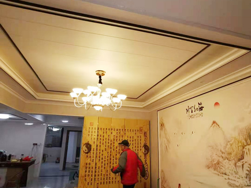 客廳造型安裝：客廳吊頂施工準(zhǔn)備,客廳吊頂施工準(zhǔn)備包含檢查設(shè)備管道是否安裝完畢、檢查結(jié)構(gòu)尺寸與設(shè)計圖是否相符、準(zhǔn)備好吊頂安裝材料和工具等工作。 安裝龍骨,龍骨分為兩個,分別是主龍骨和次龍骨。在進行安裝時,要先將每條主龍骨吊到稍高于標(biāo)高線的位置上臨時固定,假如吊頂面積較大,可分成多個部分,依次吊裝。安裝完主龍骨之后,在安裝次龍骨就行了。