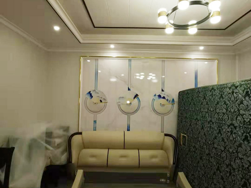 客廳造型安裝：客廳吊頂施工準(zhǔn)備,客廳吊頂施工準(zhǔn)備包含檢查設(shè)備管道是否安裝完畢、檢查結(jié)構(gòu)尺寸與設(shè)計圖是否相符、準(zhǔn)備好吊頂安裝材料和工具等工作。 安裝龍骨,龍骨分為兩個,分別是主龍骨和次龍骨。在進行安裝時,要先將每條主龍骨吊到稍高于標(biāo)高線的位置上臨時固定,假如吊頂面積較大,可分成多個部分,依次吊裝。安裝完主龍骨之后,在安裝次龍骨就行了。