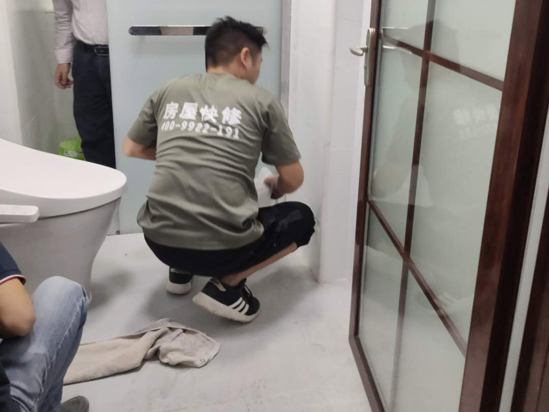 衛(wèi)生間裝修翻新：衛(wèi)生間改造中水電的改造尤為重要且需要最早開始著手，由于會涉及到浴霸采暖、燈光的線路走向、水管的入墻等問題，所以在改造之前需制定一個詳細的水電走向設計，從而提高安全質量以及滿足裝修業(yè)主們生活的需要。其次就是需要對其做相應的防水處理。因為在日常的家庭中，衛(wèi)生間的水是處處可見的，非常潮濕。衛(wèi)生間內的防水涂料是由地面延伸到墻面的，涂刷過程中精良的保證厚度均勻。還需要處理好地面和墻面交界處的各類管件的涂刷。待防水處理完全確定后，等待地面干透就可以做后續(xù)的工程了。接下來就是貼瓷磚了。衛(wèi)生間改造中貼瓷磚不僅僅會有裝飾作用還能加強墻面和地面的防水效果。