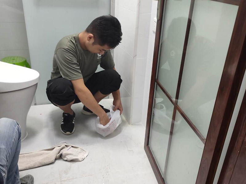 衛(wèi)生間裝修翻新：衛(wèi)生間改造中水電的改造尤為重要且需要最早開始著手，由于會涉及到浴霸采暖、燈光的線路走向、水管的入墻等問題，所以在改造之前需制定一個詳細的水電走向設計，從而提高安全質量以及滿足裝修業(yè)主們生活的需要。其次就是需要對其做相應的防水處理。因為在日常的家庭中，衛(wèi)生間的水是處處可見的，非常潮濕。衛(wèi)生間內的防水涂料是由地面延伸到墻面的，涂刷過程中精良的保證厚度均勻。還需要處理好地面和墻面交界處的各類管件的涂刷。待防水處理完全確定后，等待地面干透就可以做后續(xù)的工程了。接下來就是貼瓷磚了。衛(wèi)生間改造中貼瓷磚不僅僅會有裝飾作用還能加強墻面和地面的防水效果。