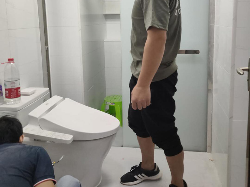 衛(wèi)生間裝修翻新：衛(wèi)生間改造中水電的改造尤為重要且需要最早開始著手，由于會涉及到浴霸采暖、燈光的線路走向、水管的入墻等問題，所以在改造之前需制定一個詳細的水電走向設計，從而提高安全質量以及滿足裝修業(yè)主們生活的需要。其次就是需要對其做相應的防水處理。因為在日常的家庭中，衛(wèi)生間的水是處處可見的，非常潮濕。衛(wèi)生間內的防水涂料是由地面延伸到墻面的，涂刷過程中精良的保證厚度均勻。還需要處理好地面和墻面交界處的各類管件的涂刷。待防水處理完全確定后，等待地面干透就可以做后續(xù)的工程了。接下來就是貼瓷磚了。衛(wèi)生間改造中貼瓷磚不僅僅會有裝飾作用還能加強墻面和地面的防水效果。