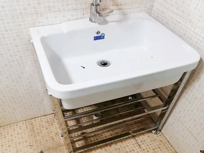 浴室柜更換安裝：掛墻式浴室柜主柜安裝方法，但是按柜子掛鐵片的孔位、孔距，量出孔在墻面上的位置。用沖擊鉆在墻面上打孔，再用已有的爆炸螺絲把柜子安裝在墻上。還有用水平尺測量柜子是否安裝水平，再把臺面盆放在柜子上面。浴室柜一般距離地面的高度是80cm-85cm，根據(jù)使用人的身高和習慣可以略做調(diào)節(jié)。 落地式浴室柜安裝方法，還有把金屬腳裝在柜體上，然后把柜子放在預設位置，調(diào)整金屬腳使柜子平穩(wěn)，再把臺面盆放上柜子上面。