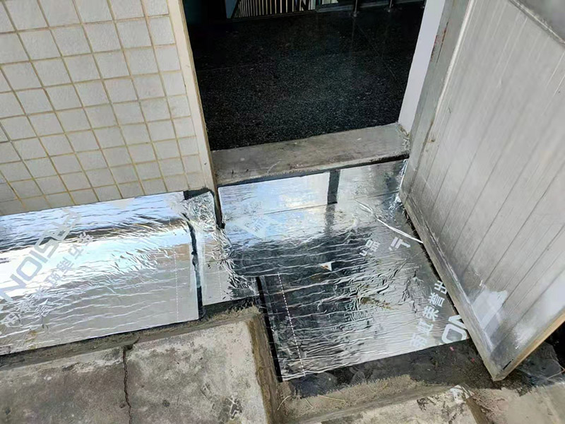 屋頂墻角刷防水：首先將屋頂?shù)睦媲宄?、尋找裂縫，在屋里觀察墻角、墻面起皮的、發(fā)霉的部位相對應的屋頂基本上就是漏雨的地方，將防水膠灌入裂縫、在其上面覆蓋一層油氈布用刷子刷勻盡量別起鼓。然后將液體瀝青均勻刷在屋頂平面上面覆蓋一層油氈布，用火槍烤油氈布，使其緊緊粘在一起。在刷液體瀝青在覆蓋油氈布用火槍使其緊粘在一起。技術好的話可以做個排水坡，讓雨水順著排水坡或滴水檐迅速排出減少雨水對屋面的沖擊浸泡。