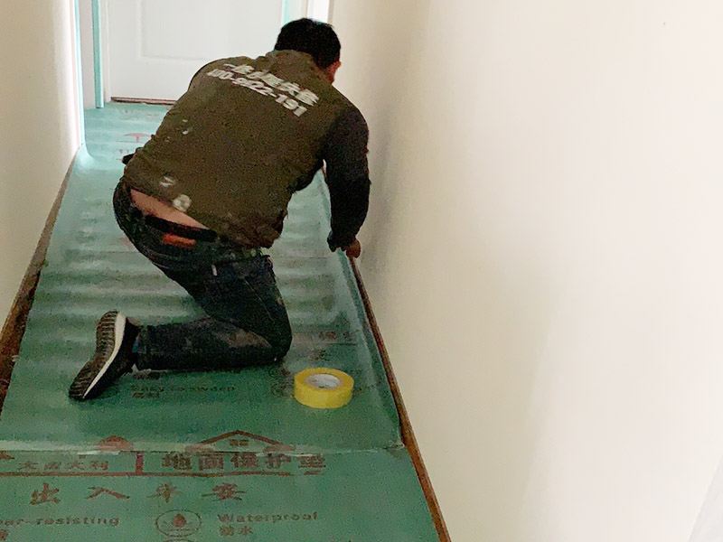 走廊地面成品保護：成品 保護的目的 為加快先進技術與現代管理方法和手段在項目的運用，努力降低成本，提高工程質量，確保全面實現對業(yè)主的承諾。施工現場隨著施工進行，成品保護工作顯得尤為重要，做好成品保護工作，是在施工過程中要對已完工分項進行保護，否則一旦造成損壞，將會增加修復工作，帶來工、料浪費、工期拖延及經濟損失。因此成品保護是施工管理重要組織部分，是保證施工生產順利進行的主要環(huán)節(jié)。