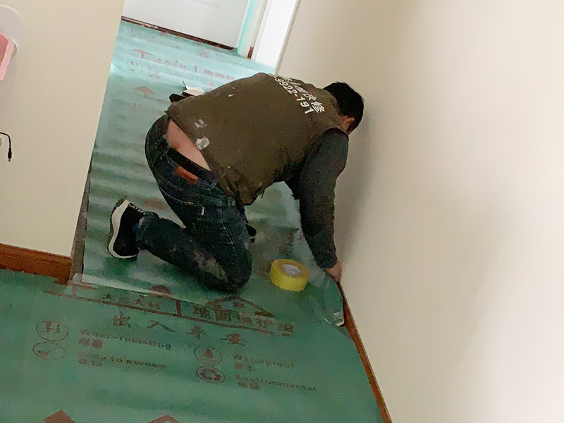 走廊地面成品保護：成品 保護的目的 為加快先進技術與現代管理方法和手段在項目的運用，努力降低成本，提高工程質量，確保全面實現對業(yè)主的承諾。施工現場隨著施工進行，成品保護工作顯得尤為重要，做好成品保護工作，是在施工過程中要對已完工分項進行保護，否則一旦造成損壞，將會增加修復工作，帶來工、料浪費、工期拖延及經濟損失。因此成品保護是施工管理重要組織部分，是保證施工生產順利進行的主要環(huán)節(jié)。