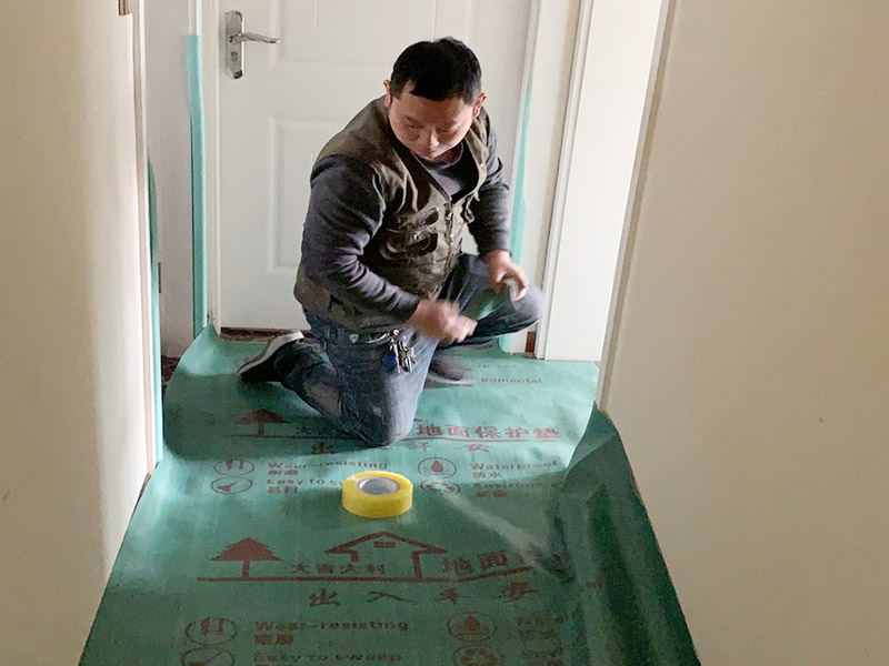 走廊地面成品保護：成品 保護的目的 為加快先進技術與現代管理方法和手段在項目的運用，努力降低成本，提高工程質量，確保全面實現對業(yè)主的承諾。施工現場隨著施工進行，成品保護工作顯得尤為重要，做好成品保護工作，是在施工過程中要對已完工分項進行保護，否則一旦造成損壞，將會增加修復工作，帶來工、料浪費、工期拖延及經濟損失。因此成品保護是施工管理重要組織部分，是保證施工生產順利進行的主要環(huán)節(jié)。
