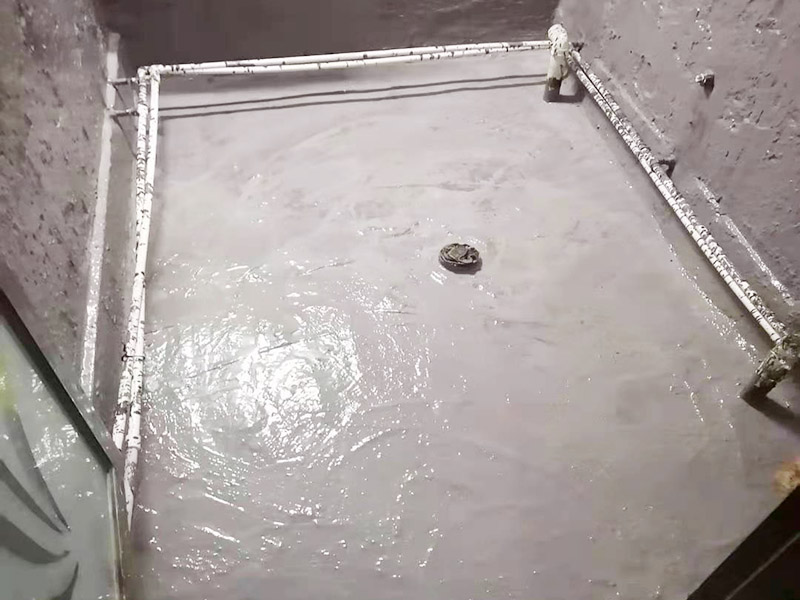 浴室拆除地面找平防水：因?yàn)榈孛嬲移降乃嘤袥](méi)有干透跟當(dāng)?shù)氐臍夂蚝彤?dāng)時(shí)的季節(jié)以及當(dāng)天的天氣等都有著密切的關(guān)系，如果想要看地面的水泥是否干透，可以用堅(jiān)硬的東西在地面上劃動(dòng)一下，如果出現(xiàn)白色粉末狀即為干透的水泥，這個(gè)時(shí)候就可以進(jìn)行衛(wèi)生間的防水處理了。 第一步就是涂抹防水涂料，但是因?yàn)槠胀ǖ淖≌l(wèi)生間普遍都比較小，并且都會(huì)有管線穿過(guò)樓板的情況，因此在做衛(wèi)生間防水時(shí)一般都是涂抹防水涂料而不是采用卷材來(lái)進(jìn)行防水。