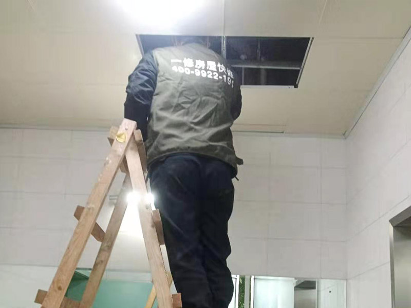 吊頂拆除檢查維修：首先檢查安全通道情況，必須保持安全通道暢通無阻。做好一些預(yù)留設(shè)施、重要部位、部件的防護(hù)保護(hù)工作，拆除承重墻時(shí)要先加固（由專業(yè)隊(duì)伍施工），得到相關(guān)單位的認(rèn)可后方可進(jìn)行下一道工序施工。將拆除區(qū)域內(nèi)的易燃易爆品包括廢紙、紡織品、木制品等集中外運(yùn)。本工程為多層建筑物，高空作業(yè)采用移動(dòng)式腳手架。拆除順序?yàn)椋呵袛嚯娐?rarr;關(guān)閉給排水管→拆除管線→吊頂→龍骨→堆放→整理→清運(yùn)等。 清理各層遺留物及垃圾等。