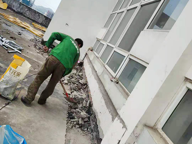 屋頂鏟除建渣裝袋：涂膜防水層依附于基層，基層質量好壞，直接影響防水涂膜的質量。因而在涂膜施工前，應對基層進行認真的檢查和必要的處理，使之達到涂膜施工的要求。涂料的涂布應采取“先高后低、先遠后近、先立面后平面”的施工順序。同一屋面上先涂布排水比較集中的水落口、天溝、檐口等節(jié)點部位，再進行大面積的涂布。