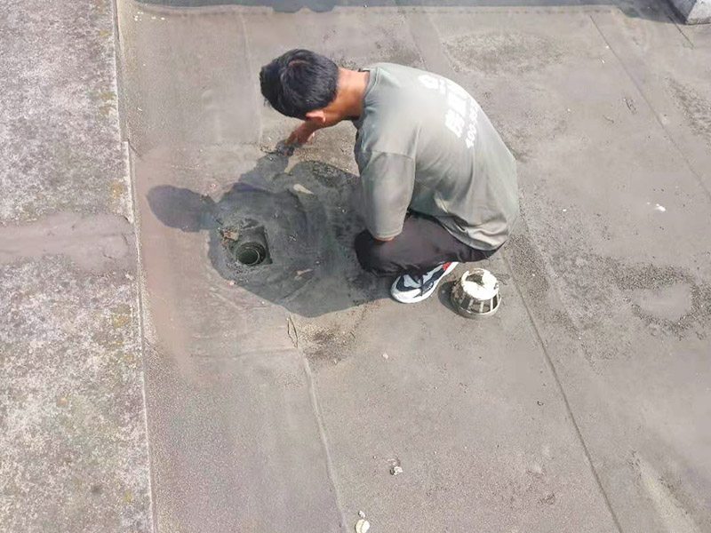 屋面排水口維修：涂膜防水層依附于基層，基層質量好壞，直接影響防水涂膜的質量。因而在涂膜施工前，應對基層進行認真的檢查和必要的處理，使之達到涂膜施工的要求。涂料的涂布應采取“先高后低、先遠后近、先立面后平面”的施工順序。同一屋面上先涂布排水比較集中的水落口、天溝、檐口等節(jié)點部位，再進行大面積的涂布。用滾刷或毛刷均勻地涂刷多遍，直到達到規(guī)定的涂膜厚度要求，不得漏底，待涂層干固后，才能進行下一道工序。當多遍涂布時，每遍涂刷方向應與上一遍方向相垂直。