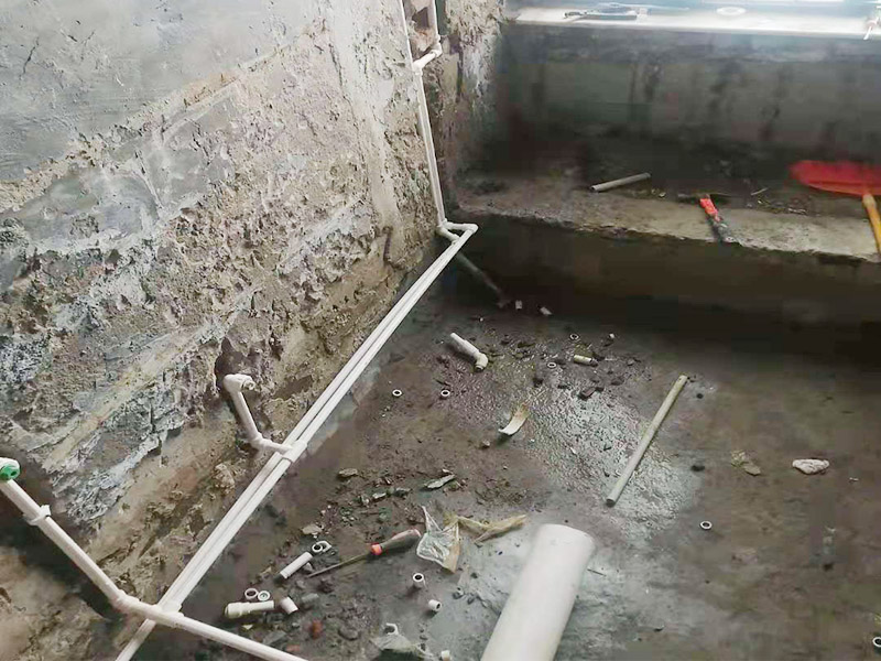 衛(wèi)生間水電改造：按客戶要求，確定水電設(shè)施的準(zhǔn)確位置，施工開槽前做出，在施工前定好位置，施工后不再改動(dòng)或添加。然后以水平線為標(biāo)準(zhǔn)挖線盒，以管徑為標(biāo)準(zhǔn)開槽，用水泥砂漿穩(wěn)線盒，要求與墻面齊平，低位、高位線盒在同一水平，要先做，最后線管固定好。