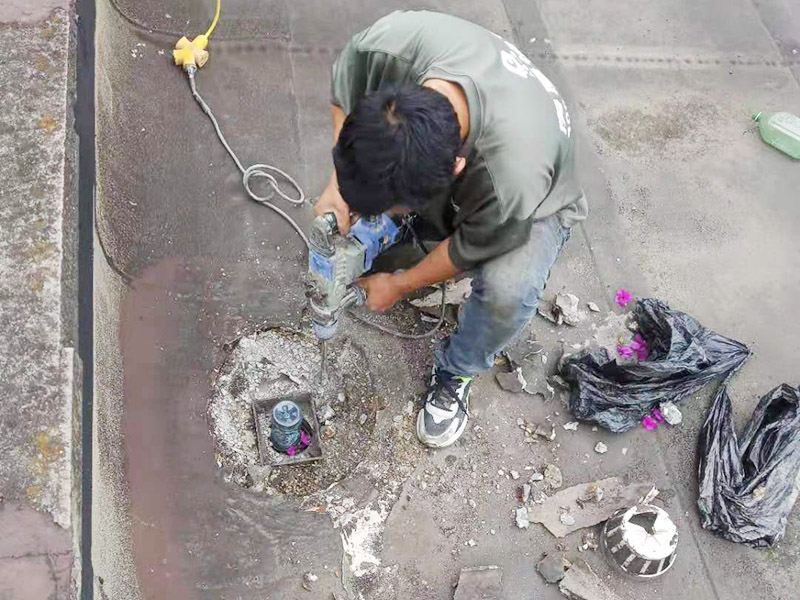 屋頂排水管疏通防水：屋頂排水不做好，不止是樓頂住戶遭殃哦，如果上面沒問題，就是整體防水層出問題了，結(jié)構(gòu)板阻水，水從薄弱的地方留出很正常，如果這里在下面堵了，會(huì)從別的地方出來。首先就先要將周邊清理干凈然后再電鉆疏通維修。