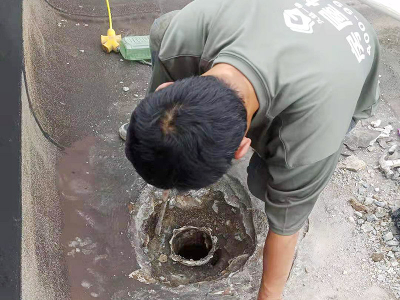 屋頂排水管疏通防水：屋頂排水不做好，不止是樓頂住戶遭殃哦，如果上面沒問題，就是整體防水層出問題了，結(jié)構(gòu)板阻水，水從薄弱的地方留出很正常，如果這里在下面堵了，會(huì)從別的地方出來。首先就先要將周邊清理干凈然后再電鉆疏通維修。
