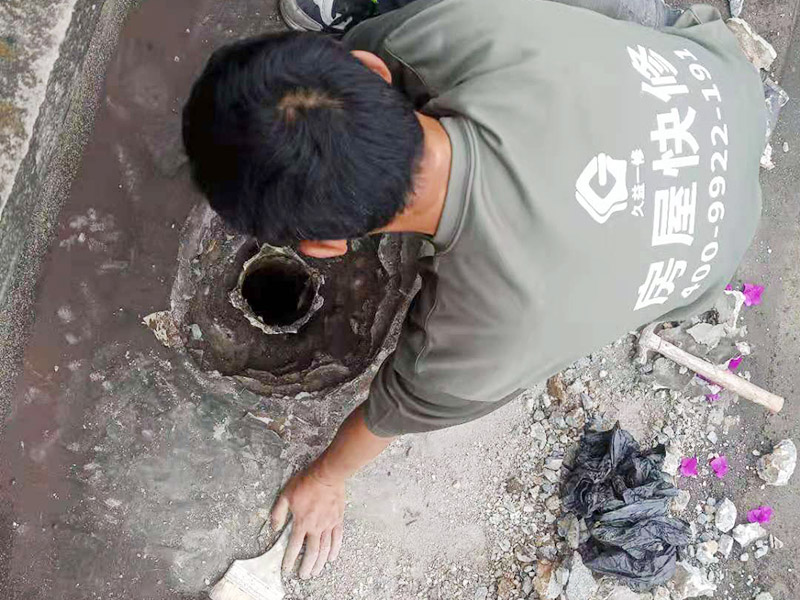 屋頂排水管疏通防水：屋頂排水不做好，不止是樓頂住戶遭殃哦，如果上面沒問題，就是整體防水層出問題了，結(jié)構(gòu)板阻水，水從薄弱的地方留出很正常，如果這里在下面堵了，會(huì)從別的地方出來。首先就先要將周邊清理干凈然后再電鉆疏通維修。