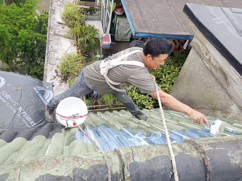 屋面防水卷材后刷防水：防水層鋪貼之前，所有其它工程必須施工完畢，然后清理基層。基層必須平整、堅(jiān)固、無松動(dòng)、起砂、起鼓、 凹凸和裂縫，而且防水一般都是兩遍，最好是卷材防水和涂料防水一起做，這樣最保險(xiǎn)，在基層先均勻涂刷基層處理劑一層。待基層處理劑干燥后,可涂刷膠粘劑，應(yīng)一次涂刷均勻。將卷材按預(yù)定位置放好后開始鋪貼，用膠粘劑粘平，干燥數(shù)分鐘后用壓輥壓實(shí)。