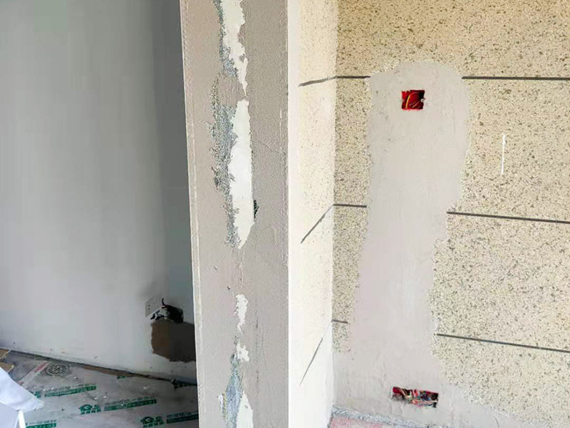 陽臺改造貼磚維修：陽臺改造翻新也不算小項目記得要做成品保護，然后就是在粘結(jié)劑量置晾時間內(nèi)，將準備好的瓷磚鋪壓到位，垂直于梳理方向輕微搓動以排出磚下的空氣。鋪貼到位后用橡皮錘輕擊，用尺寸合適的十字定位架來調(diào)整表面平整度及接縫的平直。