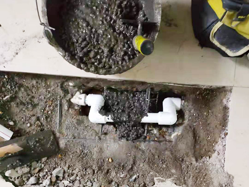 地面暗管漏水更換：最好的辦法就是把滲漏處拆開，截去滲漏的部分，然后采用兩頭焊接束節(jié)加一小節(jié)水管的辦法，把滲漏處修復(fù)。這樣雖然麻煩，但修復(fù)效果好，可以達到長期不再滲漏的目的。