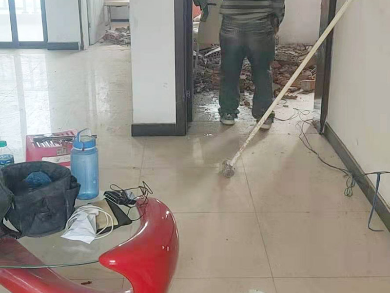 局部拆除,開門洞:首先對門洞的大小進行測量和劃線，然后借助墻體切割機或沖擊鉆，沿著線條的位置進行切割，切割出輪廓之后再用鐵錘把墻體敲碎，之后用沖擊鉆來修整門邊，最后把產(chǎn)生的垃圾清走，用水泥給門洞找平。