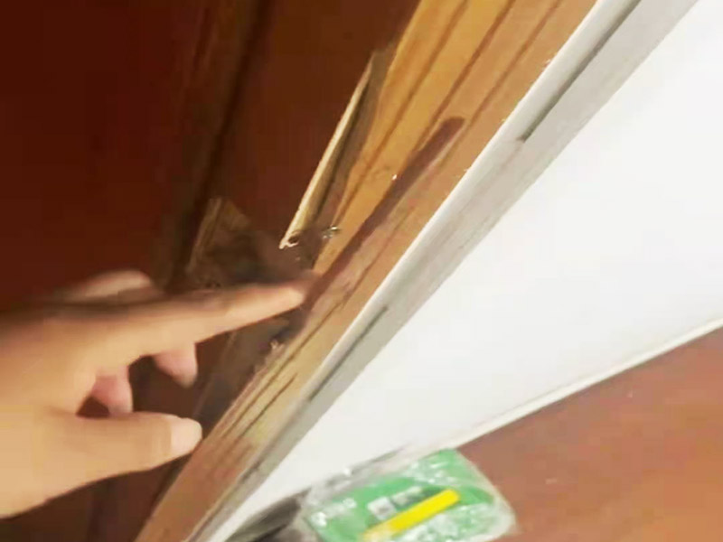 門(mén)框破損維修：首先將破損的洞清理干凈，用砂紙打磨一下除去污垢，將膩?zhàn)雍秃锰钤诳斩磧?nèi)，等膩?zhàn)痈珊笥蒙凹埓蚰ス饣?，或者速干膠干透的木渣也是打磨光滑，除去上邊的灰塵。然后使用修補(bǔ)膏或者油漆對(duì)修補(bǔ)平整光滑的膩?zhàn)由险{(diào)色，還原成與周?chē)粯拥纳?，用吹風(fēng)機(jī)快速吹干油漆。